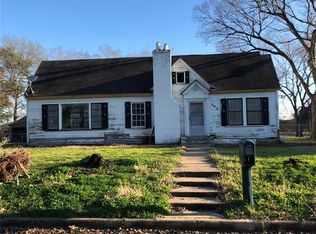 902 E Burnett St, Calvert, TX 77837