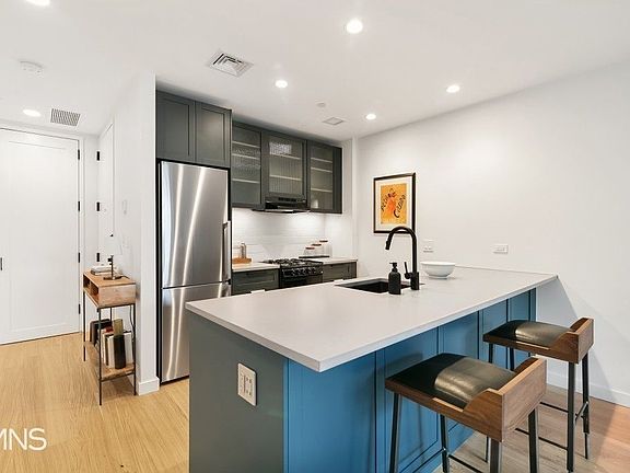 3rd image of 848 Lorimer St APT 5C