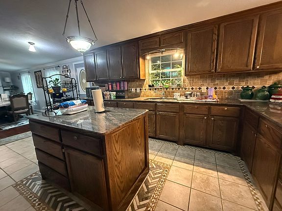 5th image of 3722 Holly Rd