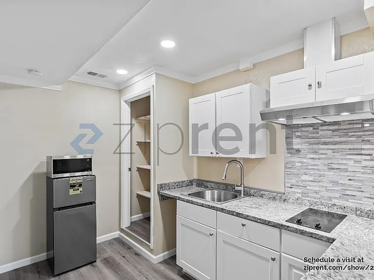 1935 Kinross Way #C — Photo 8
