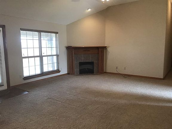 2nd image of 138 NE Deerfield Dr