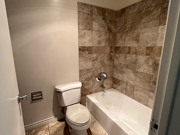 Pointe Newport Apartments — Photo 14