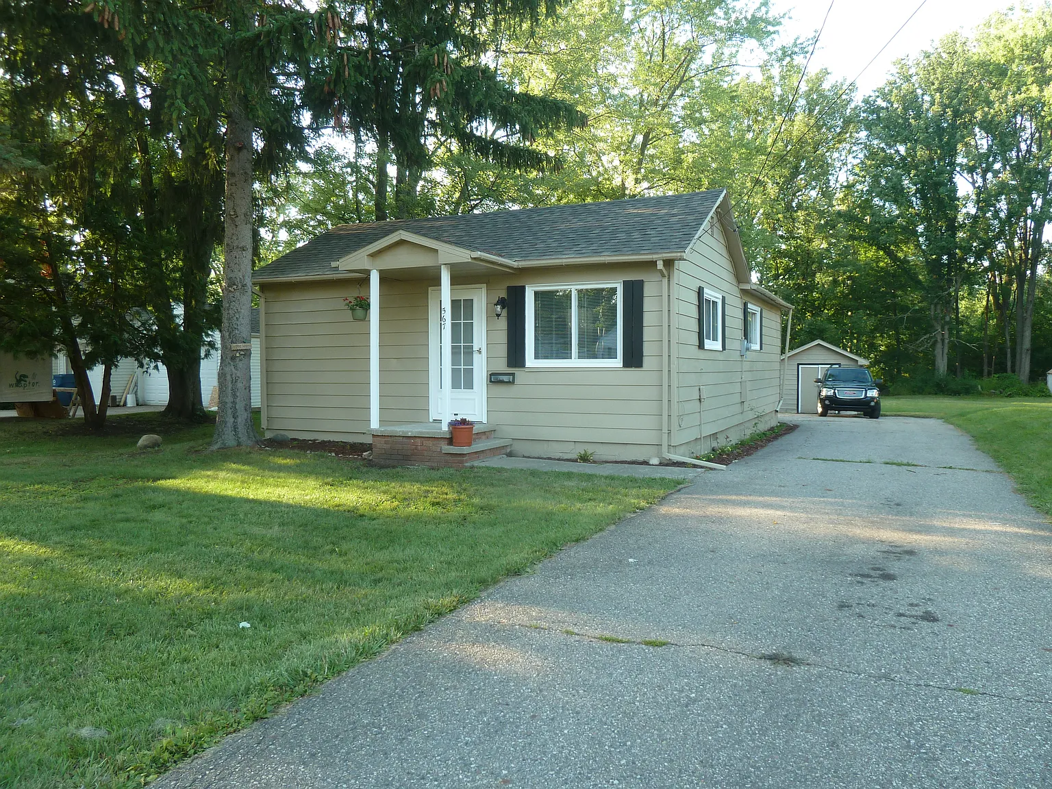 567 Helen St photo 1