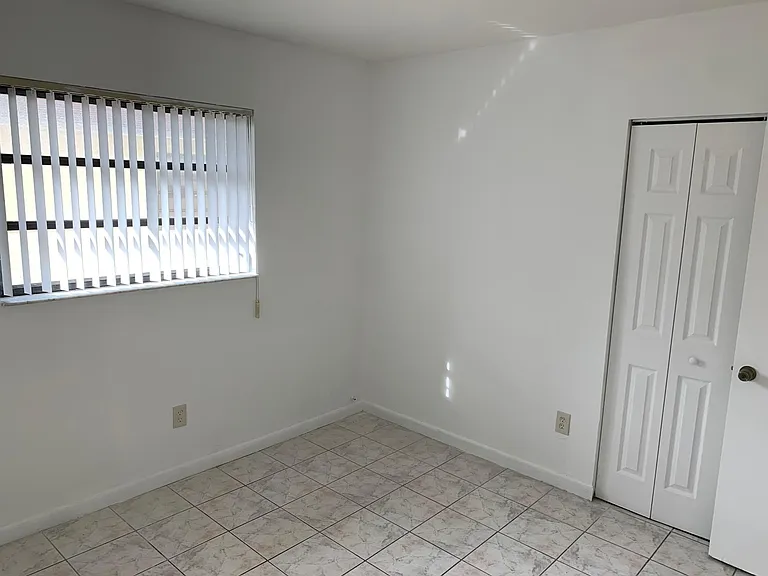 1331 W 44th St #1 — Photo 10