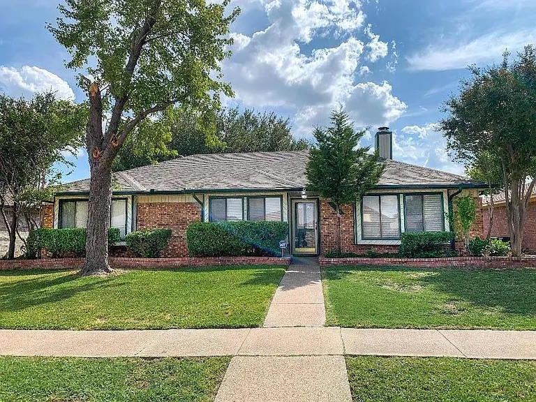 San Saba St — Photo 1