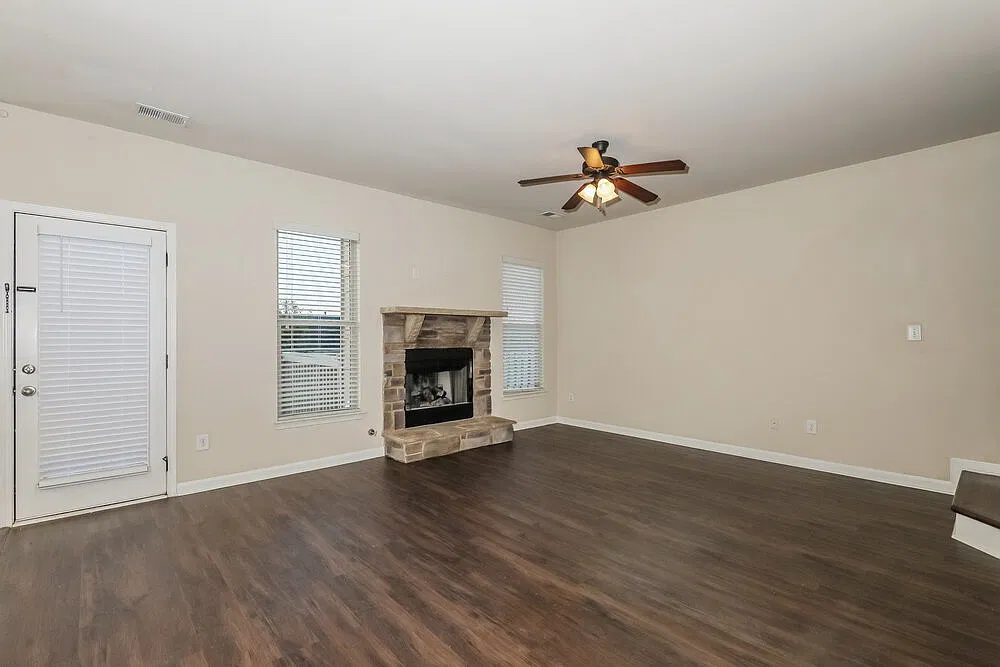 5 bed, 3.0 bath, 2828 sqft, $2,880 — Photo 4