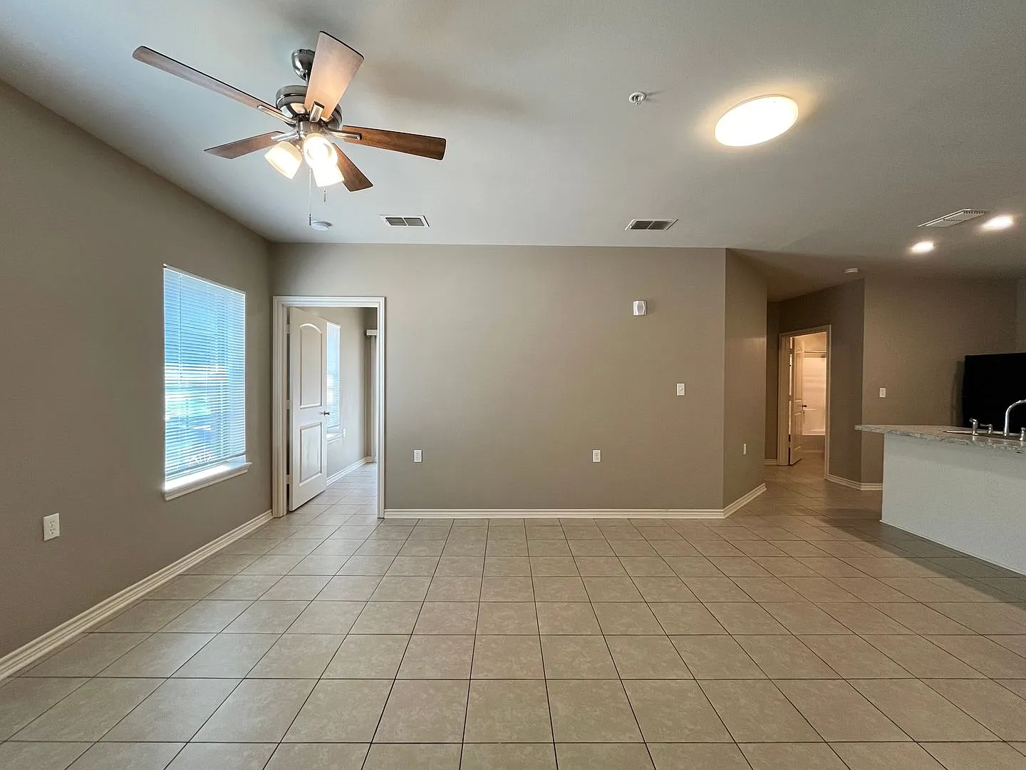 Bellwood Lake Apartments — Photo 4