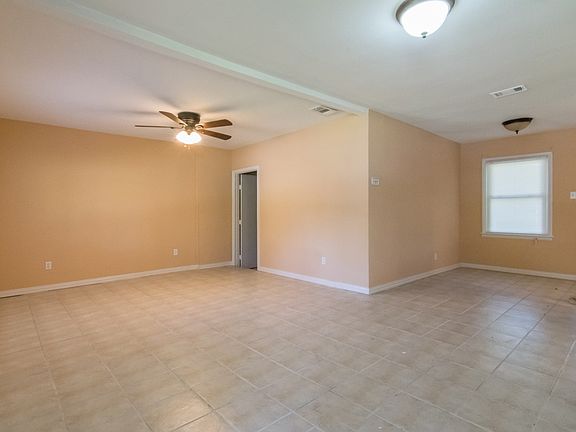 3rd image of 2515 Greenhurst Dr