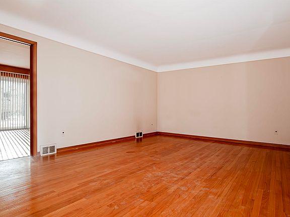 3rd image of 971 Canterbury Rd