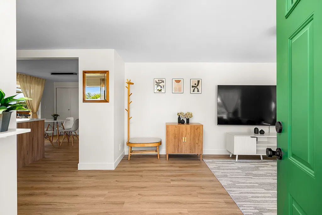 3 bed, 1000 sqft, $3,899 — Photo 2