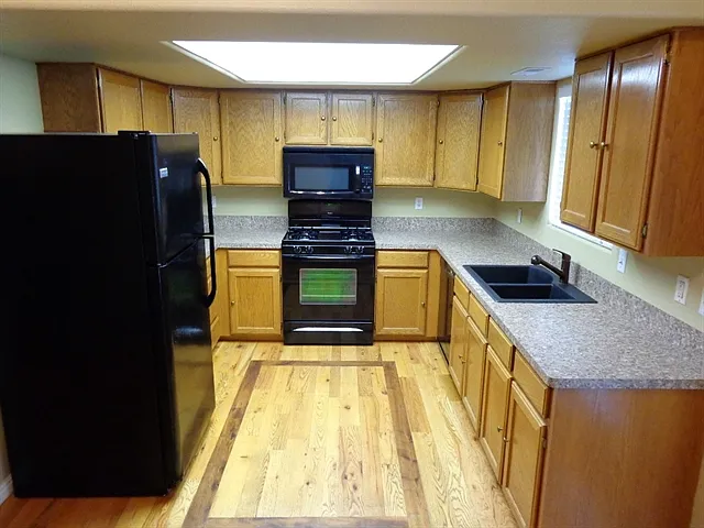 4 bed, 2.0 bath, 1410 sqft, $2,180 — Photo 2