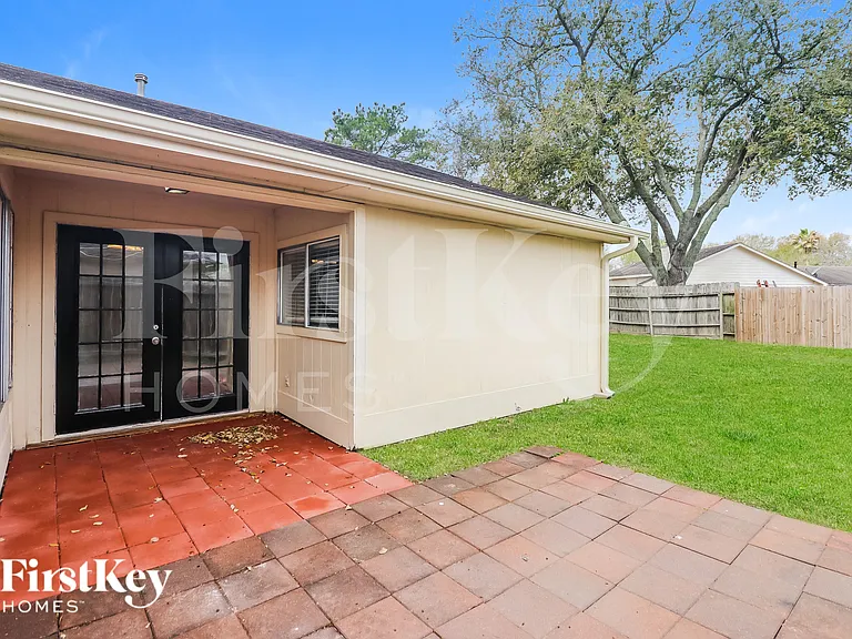 10810 Lakewood Oaks Dr — Photo 14
