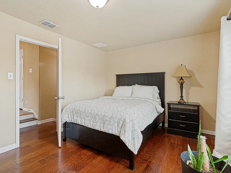 10539 Alcantara — Photo 18