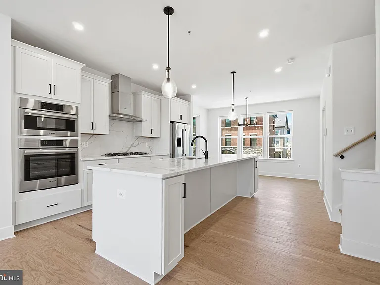 10235 Dalmatian St — Photo 4