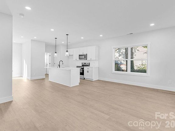 3rd image of 1437 10th Ave SW