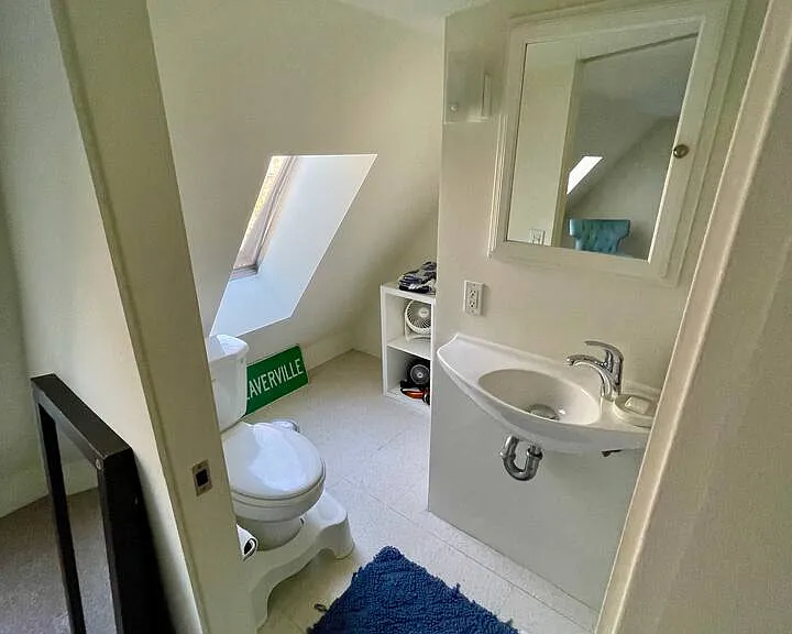 Guesthouse second floor ensuite 3/4 bathroom