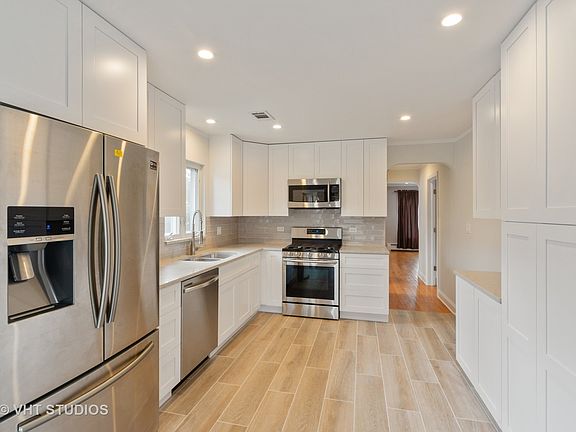 3rd image of 8652 W Ainslie St
