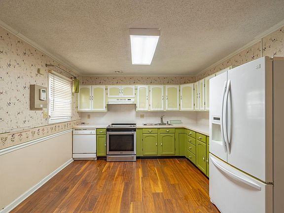 5th image of 364 E College Ave