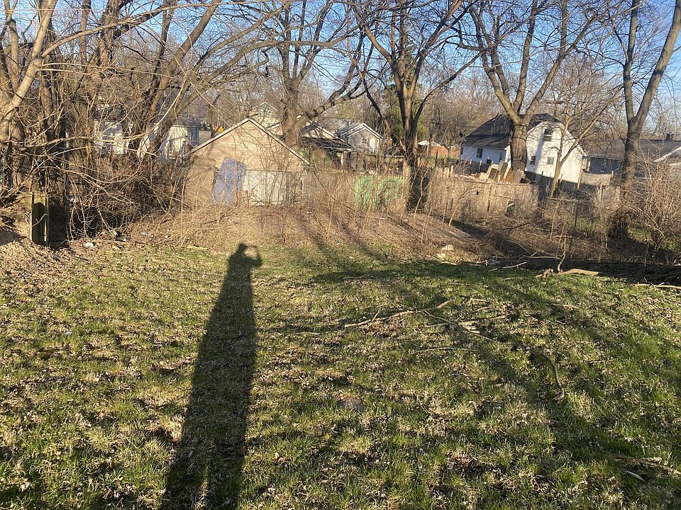 2nd image of 122 Summit St