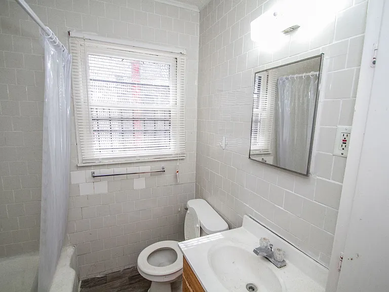2818 E Houston St — Photo 12