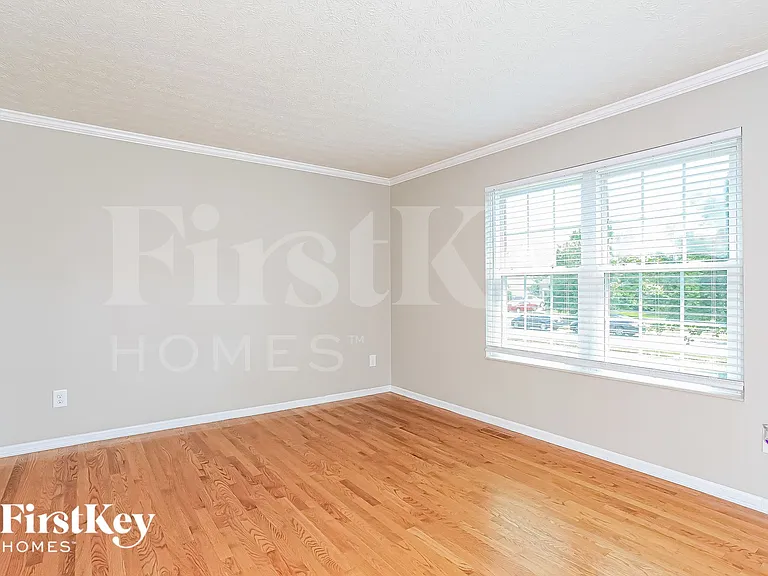 4792 Sarah Dr — Photo 3