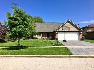 14831 Ridgewood Dr, Oak Forest, IL 60452