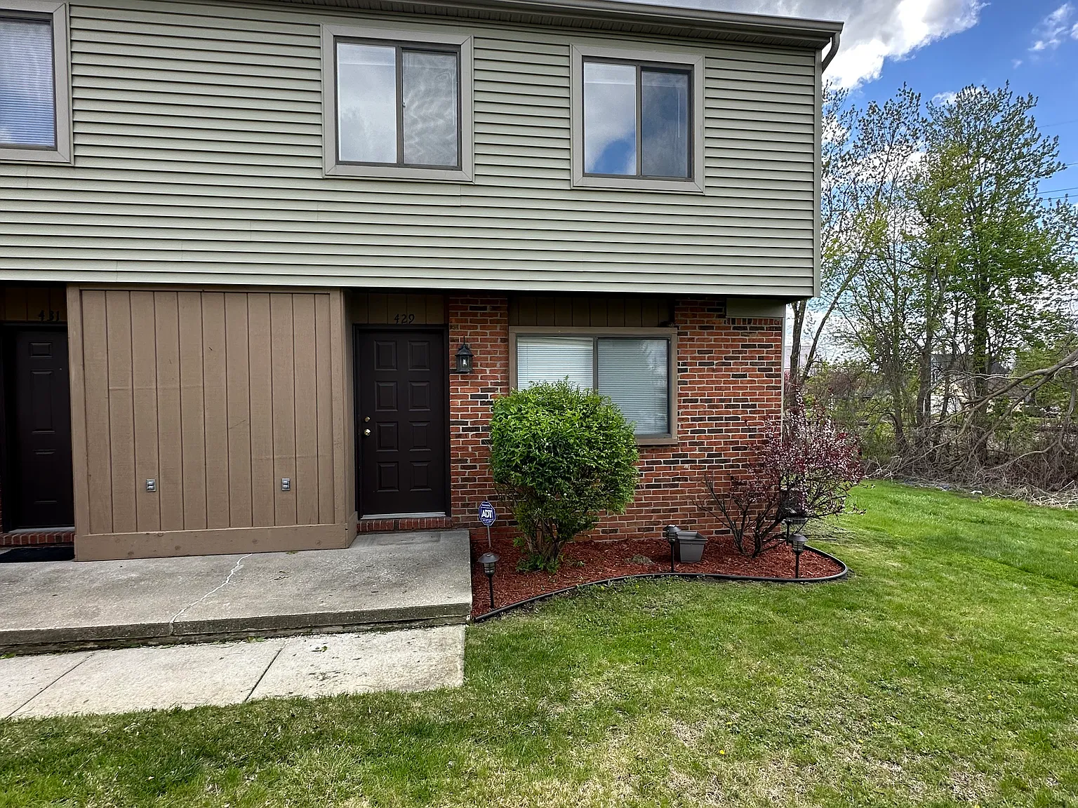 2 bed, 1.5 bath, 1000 sqft, $1,575 — Photo 1