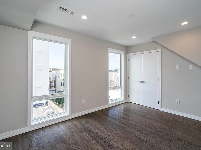 1432 Clymer St #3 — Photo 12