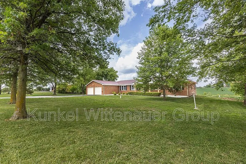 4 bed, 2.5 bath, 2400 sqft, $2,300 — Photo 3