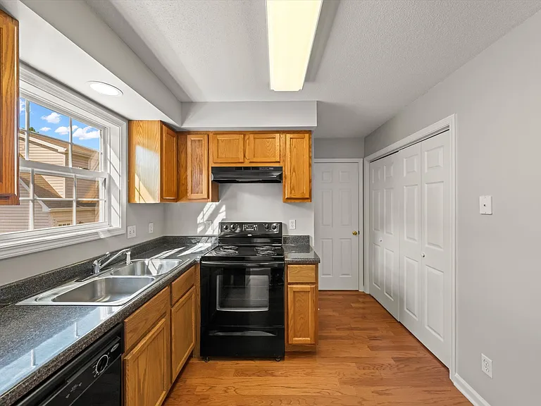 905 Hazelbrook Way — Photo 8