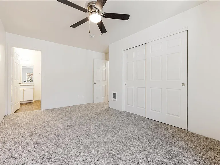 Foster Plaza Apartments — Photo 15