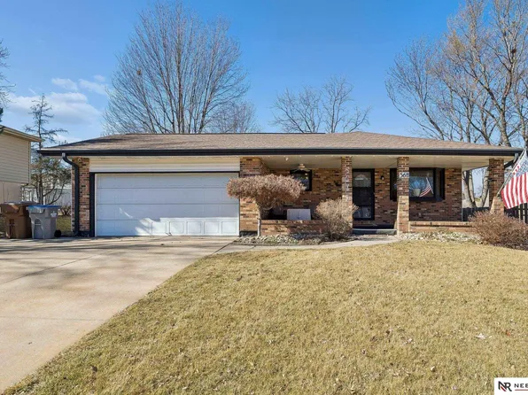 5611 S 42nd Street Ct, Lincoln, NE 68516
