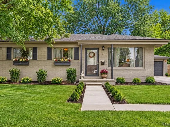 6063 Graper Dr, Waterford, MI 48329