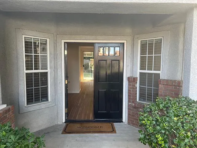 2291 E Warwick Ave — Photo 2
