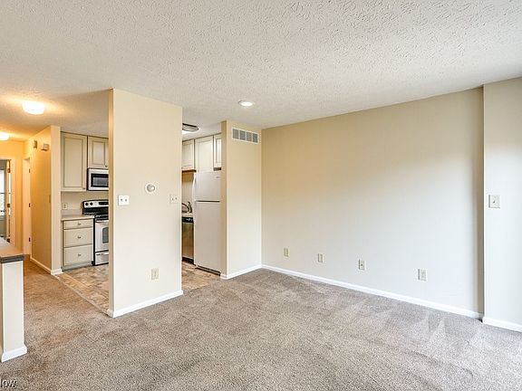 4th image of 547 Center Ave