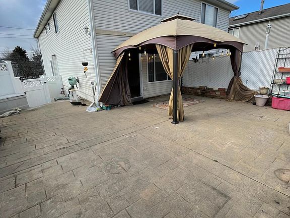 3rd image of 276 Seguine Ave #1