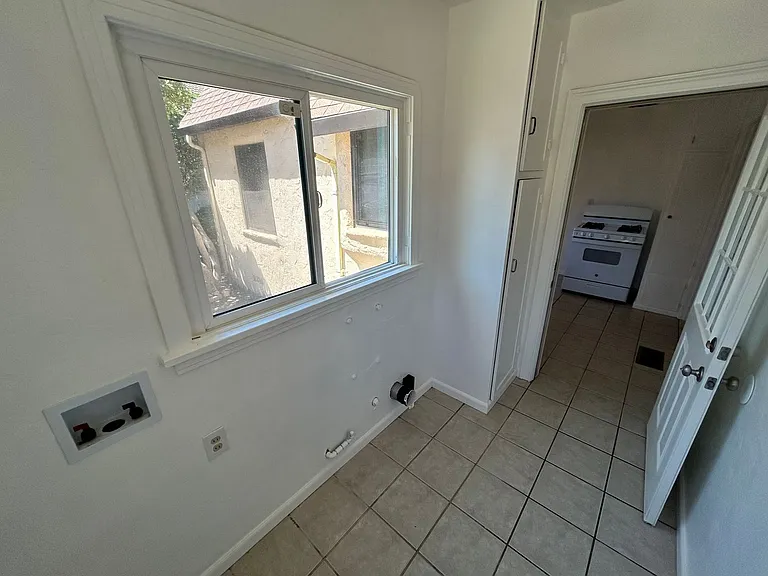 225 Sunset Blvd — Photo 30