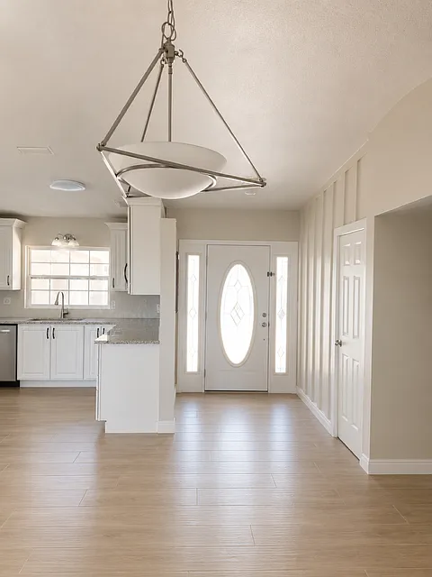 3 bed, 3.0 bath, 2044 sqft, $5,800 — Photo 3