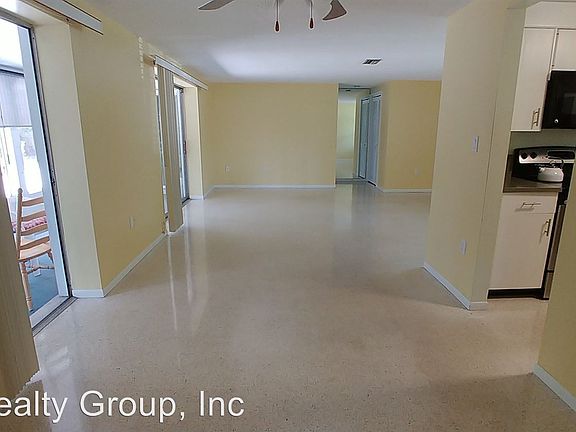 5th image of 2946 Woodcrest Dr
