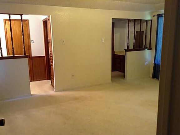 2nd image of 205 Mistletoe Dr