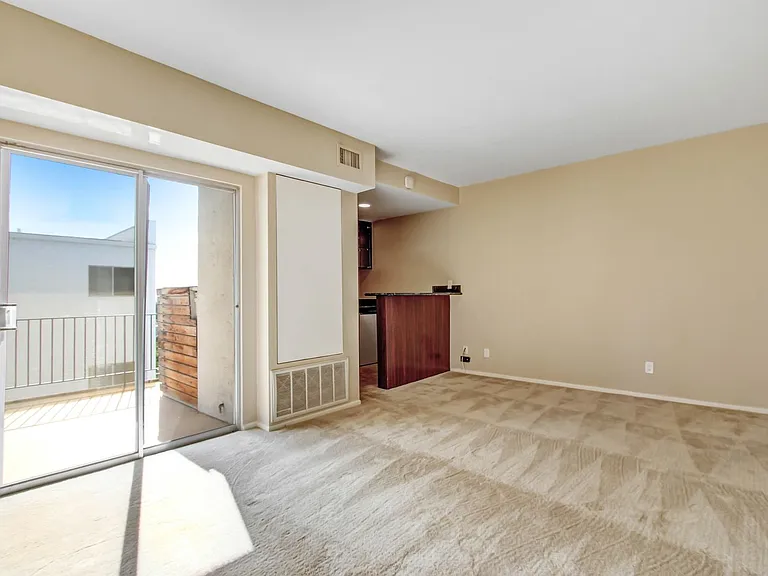 7560 Hollywood Blvd #406 — Photo 15