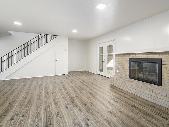 Living room with nook - ideal for office space