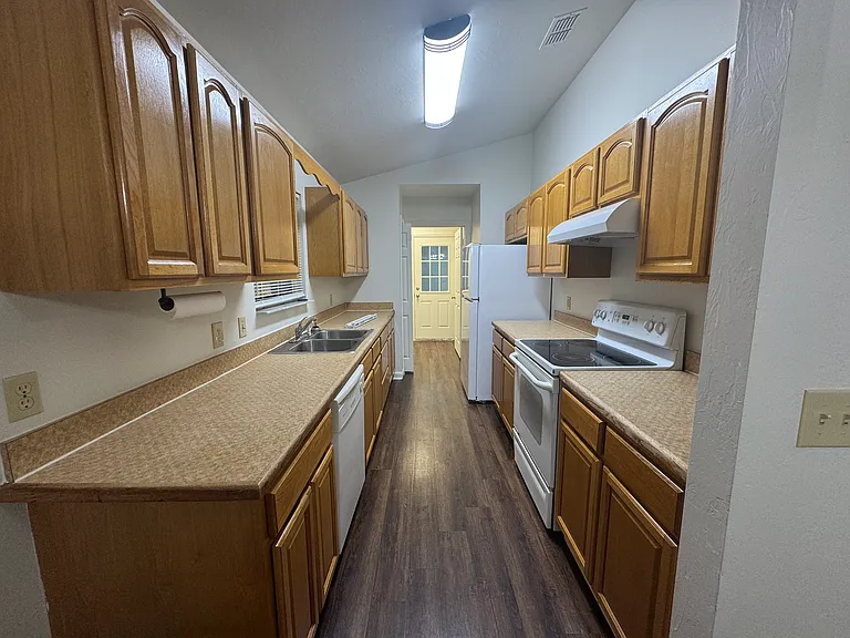 592 NW Turner Ave — Photo 5
