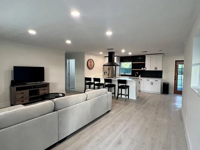 3663 NE Barbara Dr — Photo 3
