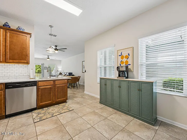 470 Servia Dr — Photo 11