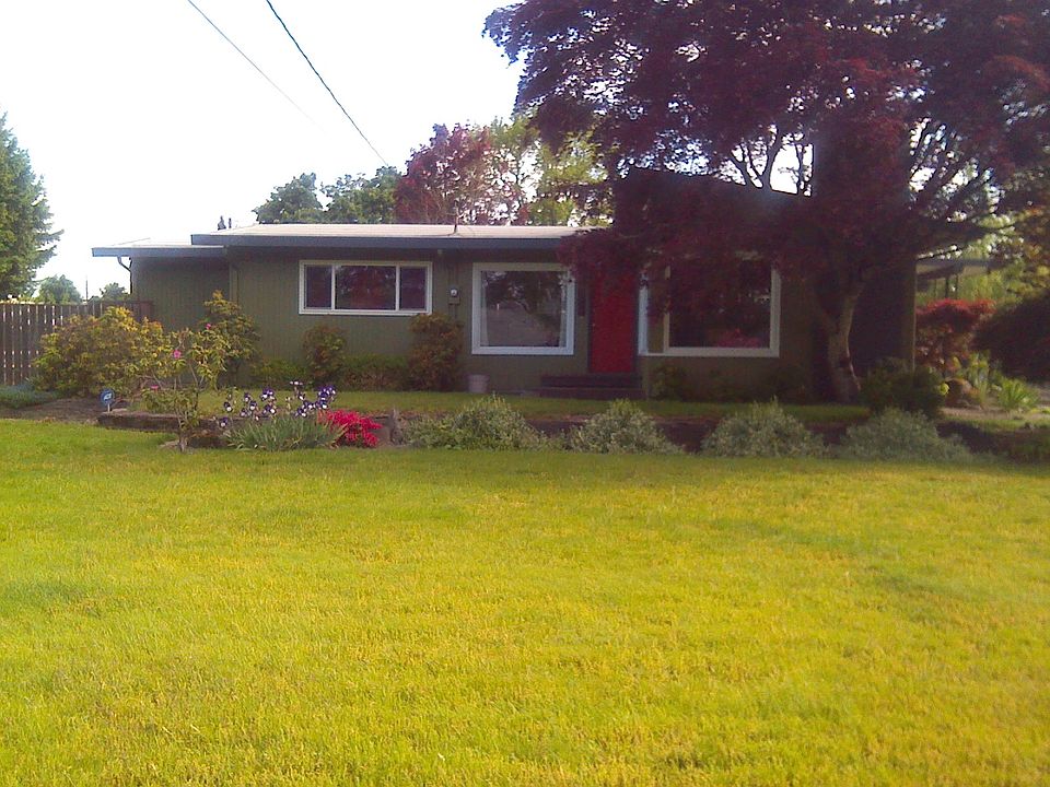1st image of 920 NW Overlook Dr