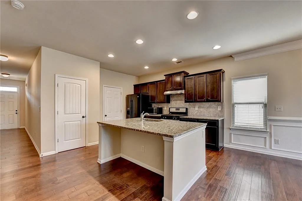 3 bed, 2.5 bath, 1900 sqft, $2,000 — Photo 4