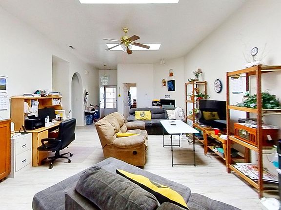 2nd image of 608 Jeff King St