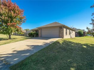 614 Eagle Dr, Gravette, AR 72736