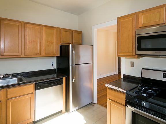 3rd image of 4421 N Wolcott Ave APT 3B